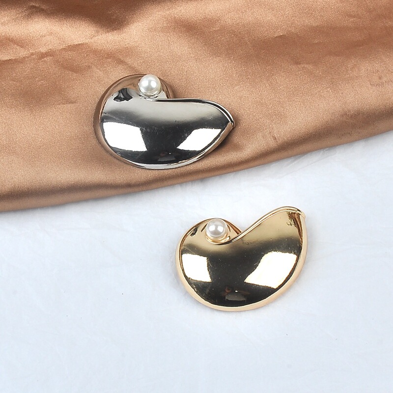 Exaggerated Beach Style Alloy Conch Brooch, Fashionable and Personalized Marine Animal Shaped Brooch, Accessible Luxury and Versatile Accessories
