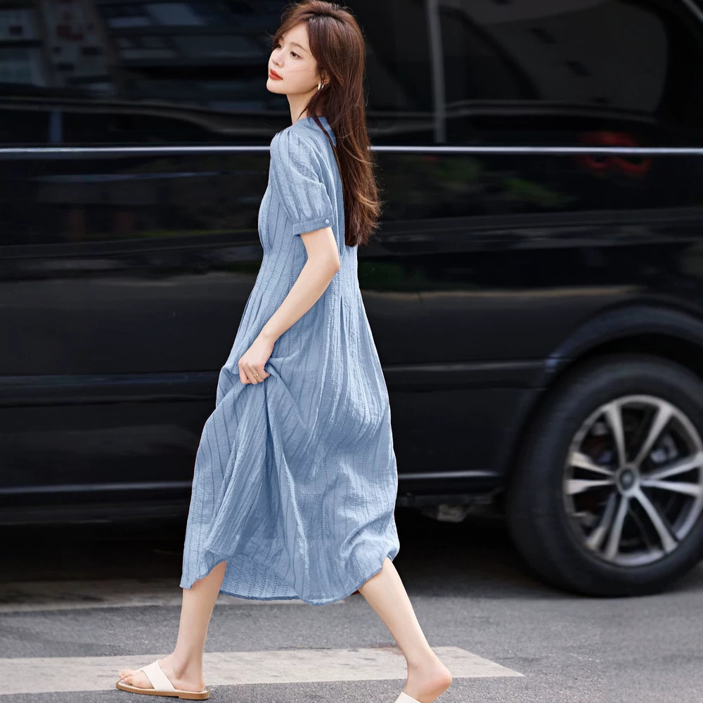 Đầm suông nữ midi họa tiết rỗng phối thắt lưng chất liệu mô phỏng tơ trời — Màu xanh da trời chi tiết 3