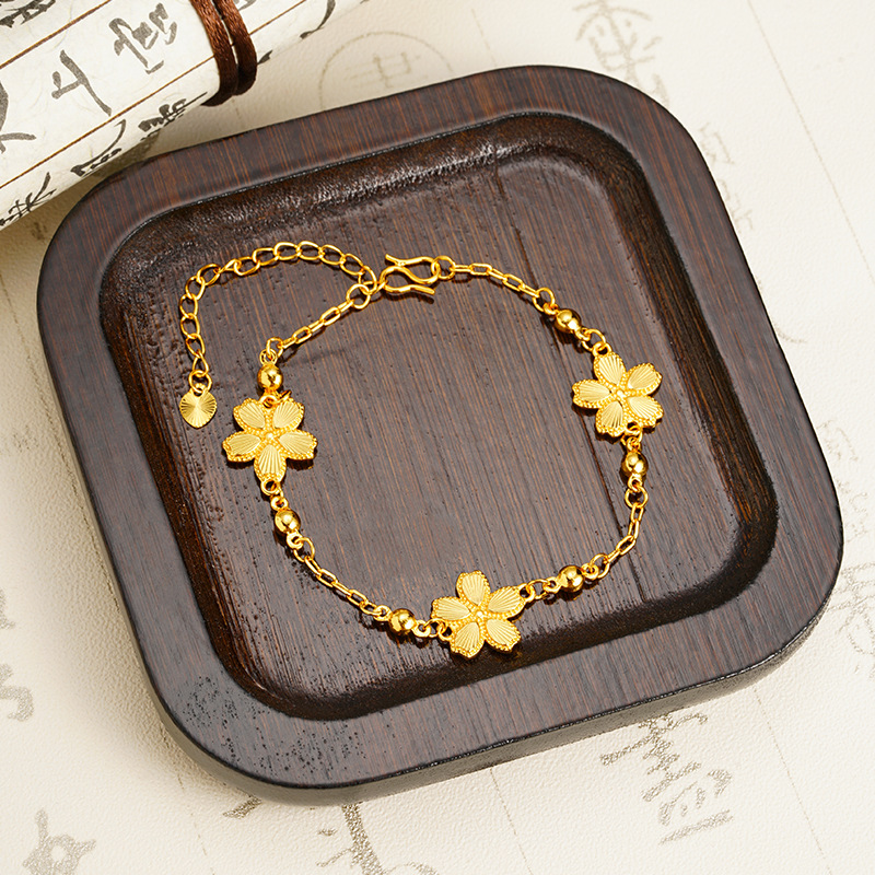 Nuevos productos de pulseras de oro de arena vietnamita frescas dulces y románticas pulseras de flores de cerezo lujosas para mujeres que no se desvanecen el suministro de joyas de mano