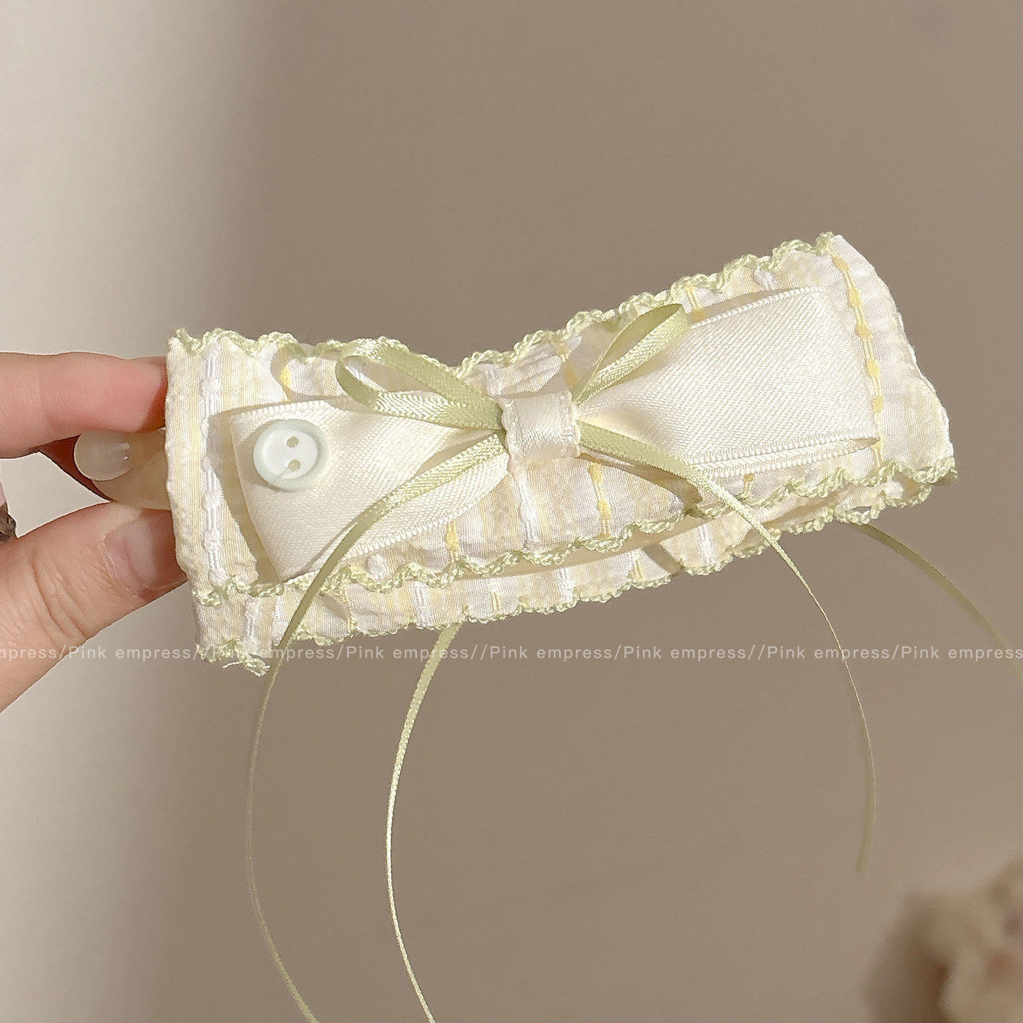 1# green bow beige banana clip, approximately 13cm