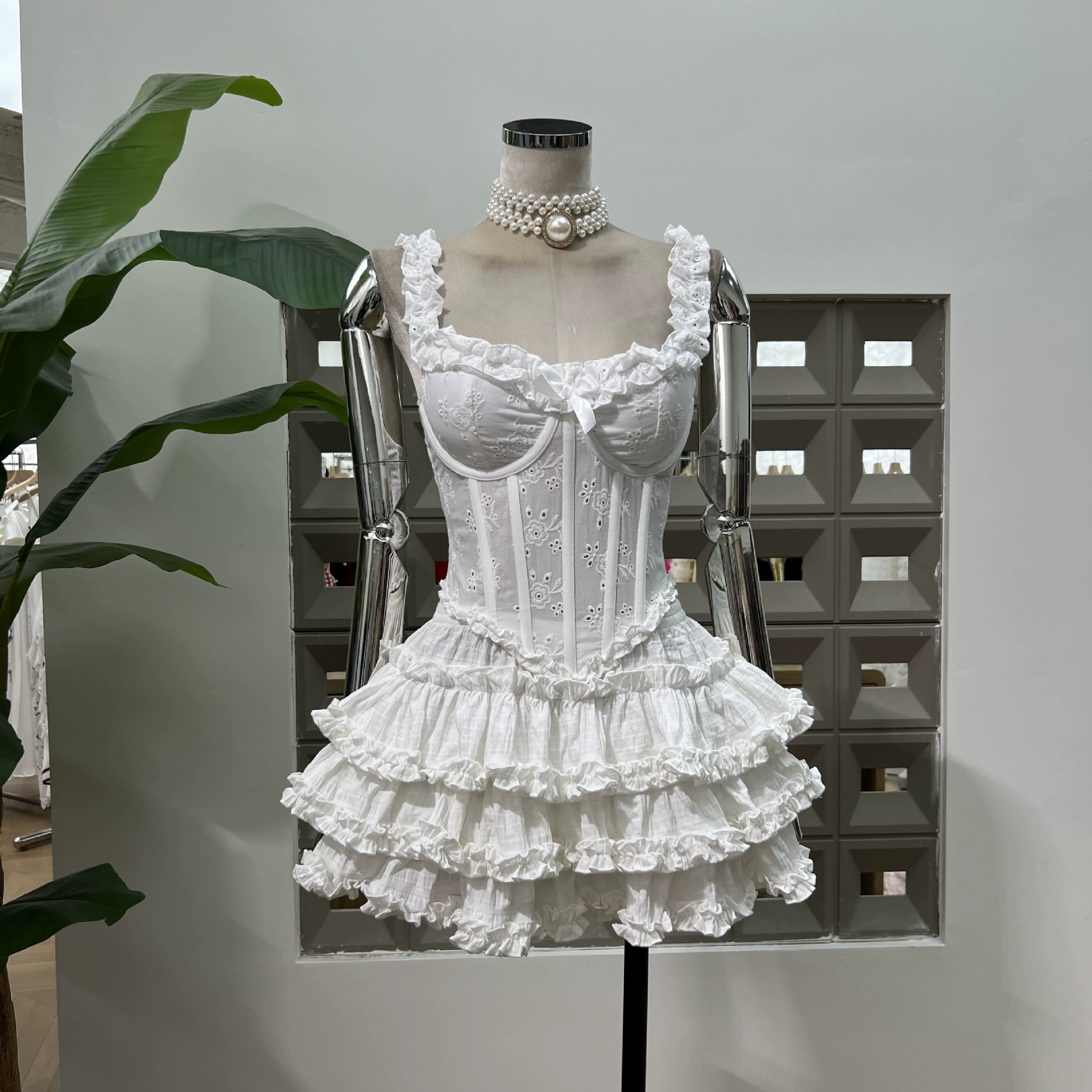 Летний женский костюм Amazon 2025: вышитый хлопковый жилет с ажурной вышивкой «рыбья кость» + короткая юбка-миди белого цвета, универсальный размер