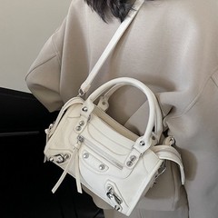 クロスボーダー対外貿易源工場潮クールファッションレトロハンドバッグ新型リベット斜めショルダーバッグ女性質感ショルダーバッグ