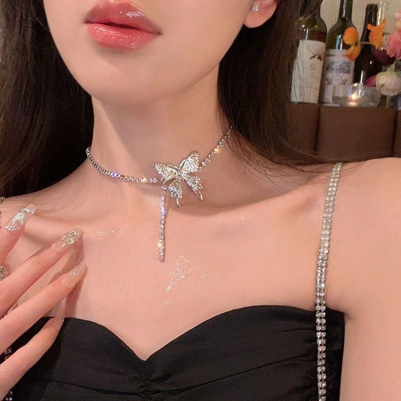 다이아몬드 나비 목걸이