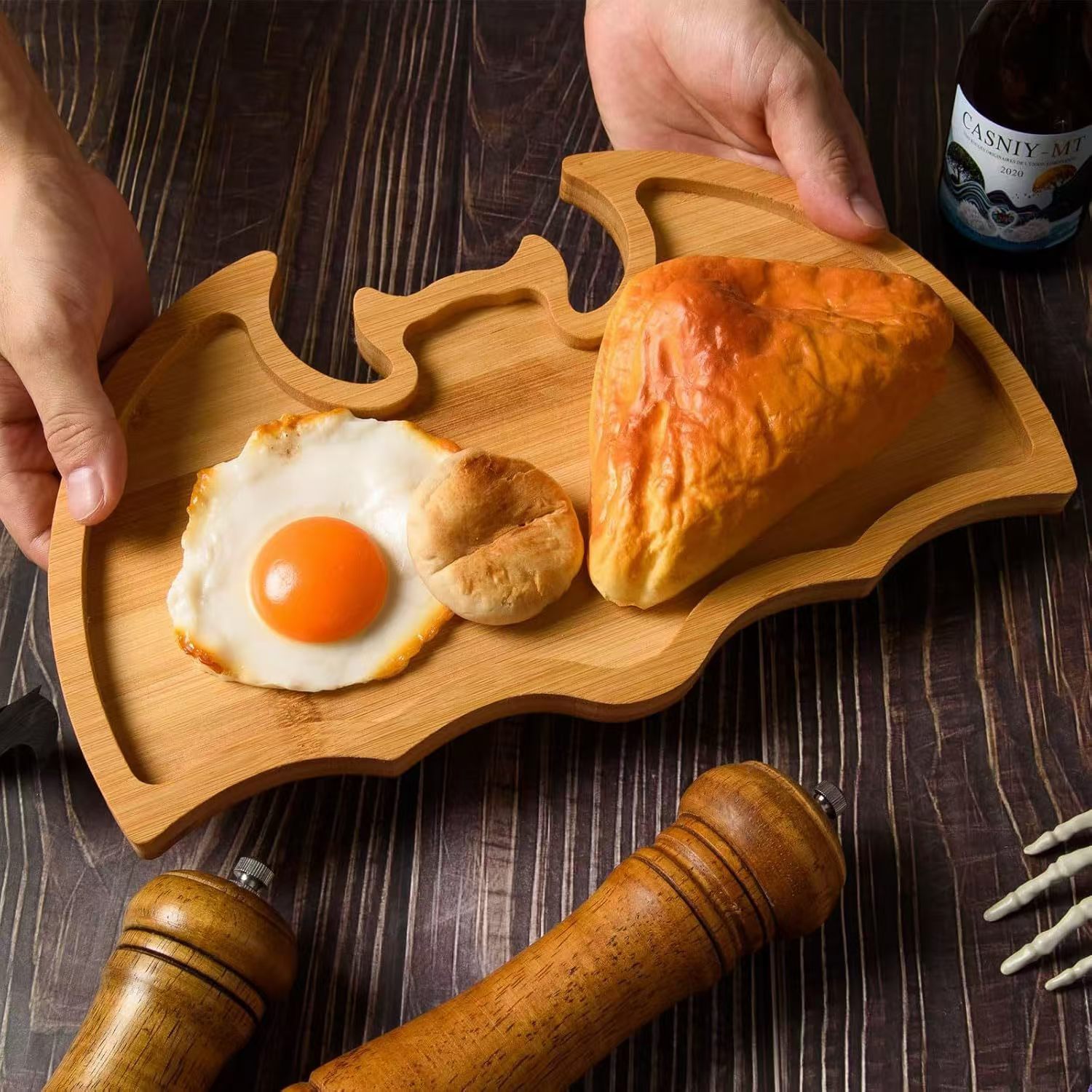 跨境新款木质万圣节托盘蝙蝠形状木制餐盘家用实木早餐盘水果盘