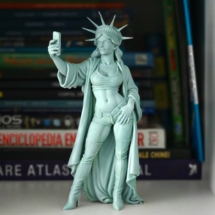 �羳���NStatue of Liberty Selfie Figurine����Ů�������ĵ���