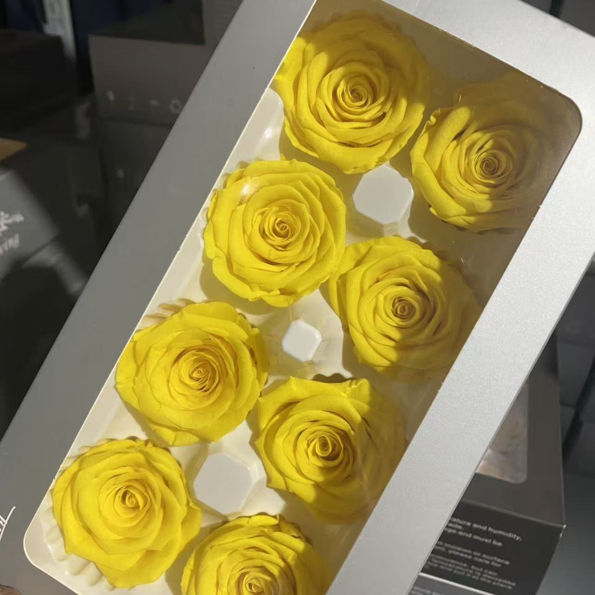 Caja de flores A+ amarillas de 4-5 cm/8 flores