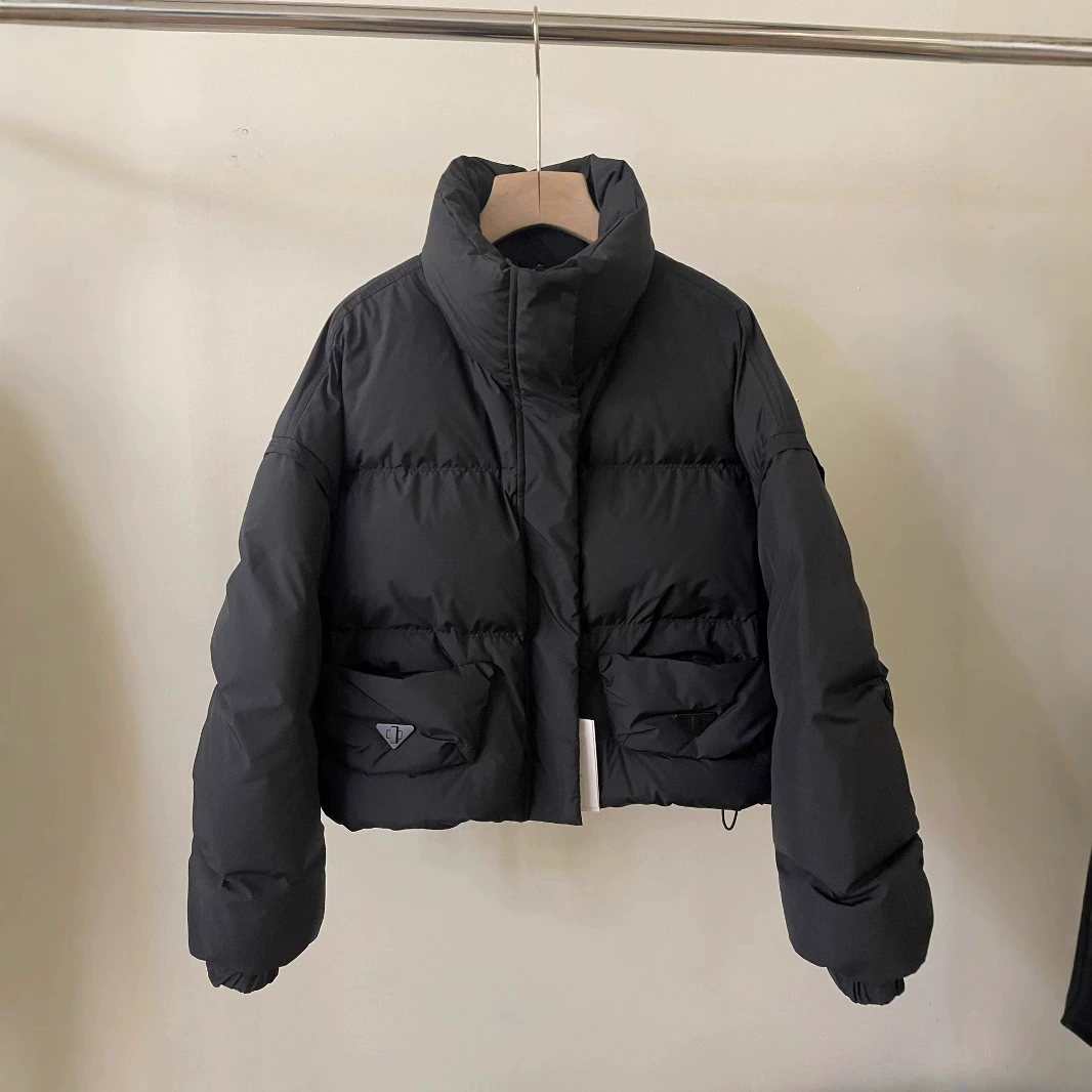 Новая женская короткая пуховая куртка 2025 года: однотонная, из белого утиного пуха, теплая, ветрозащитная, свободного кроя, без давления на тело, модная.