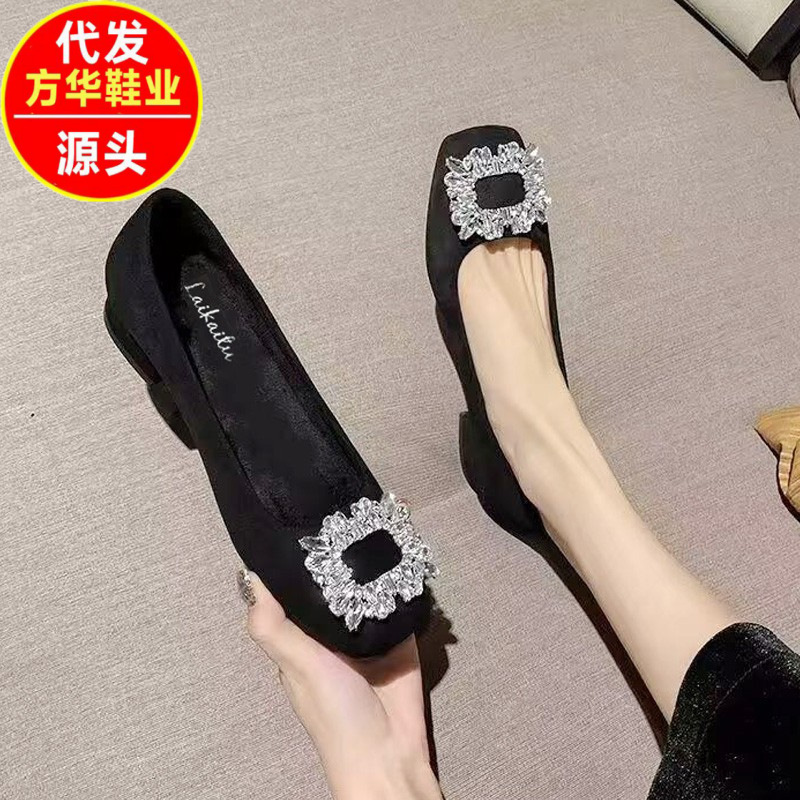 2026 cuatro temporadas nuevas zapatos de trabajo de estilo universal retro zapatos de mujer de tacón bajo zapatos de viaje de tacón grueso suave zapatos de hebilla cuadrada
