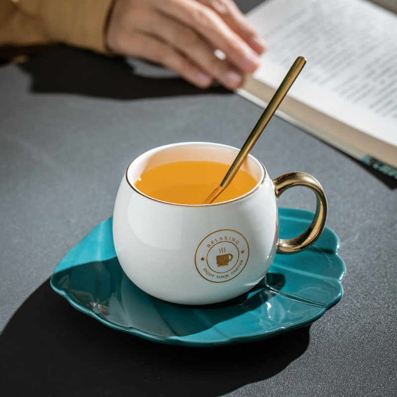 Taza de café original taza de cerámica de perla galvanizada taza de agua de oro con platos cuchara tallada oro LOGO regalo