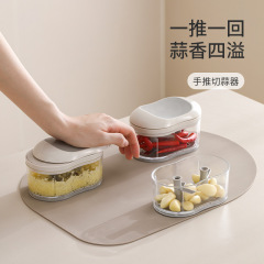 FaSoLaにんにく泥神器手押しニンニクを切ってニンニクをつぶします。
