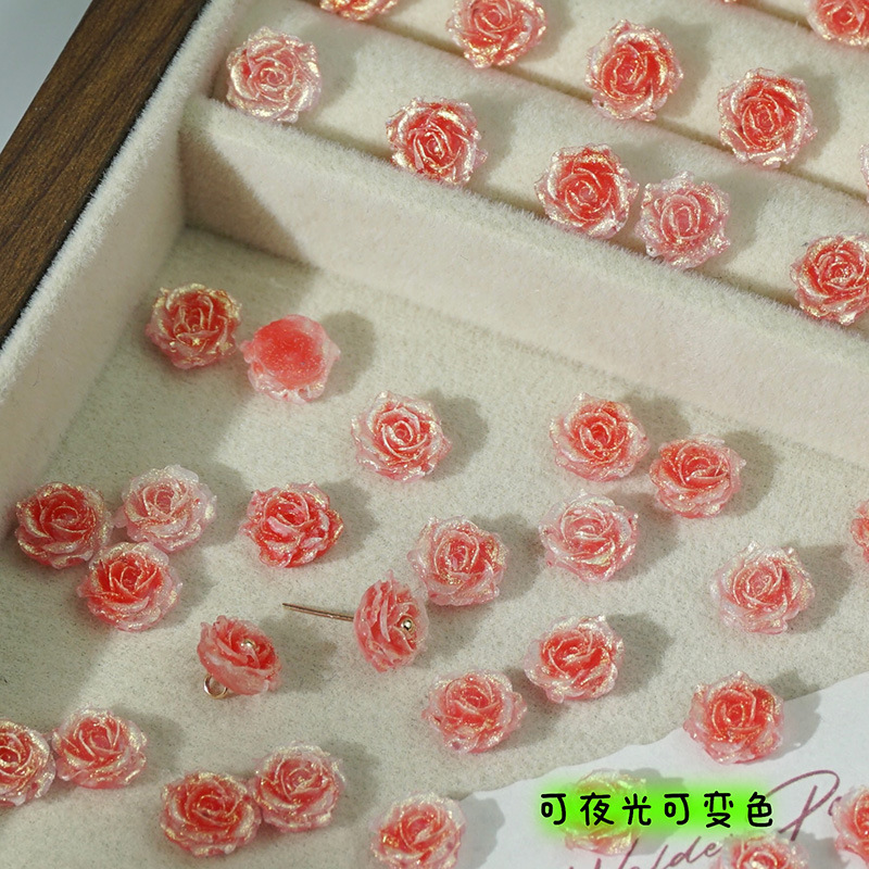 穴のない細いキラキラの柔らかいゴムの花の光はバラの花の片面の彫刻のdiyの手作りの数珠のネイルの携帯電話のケースの材料を変えます。