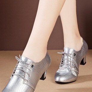 ��Ƥ�V����Ьܛ���赸ЬŮ�и��߸��������w�ݳ����x������Ь�tɫ