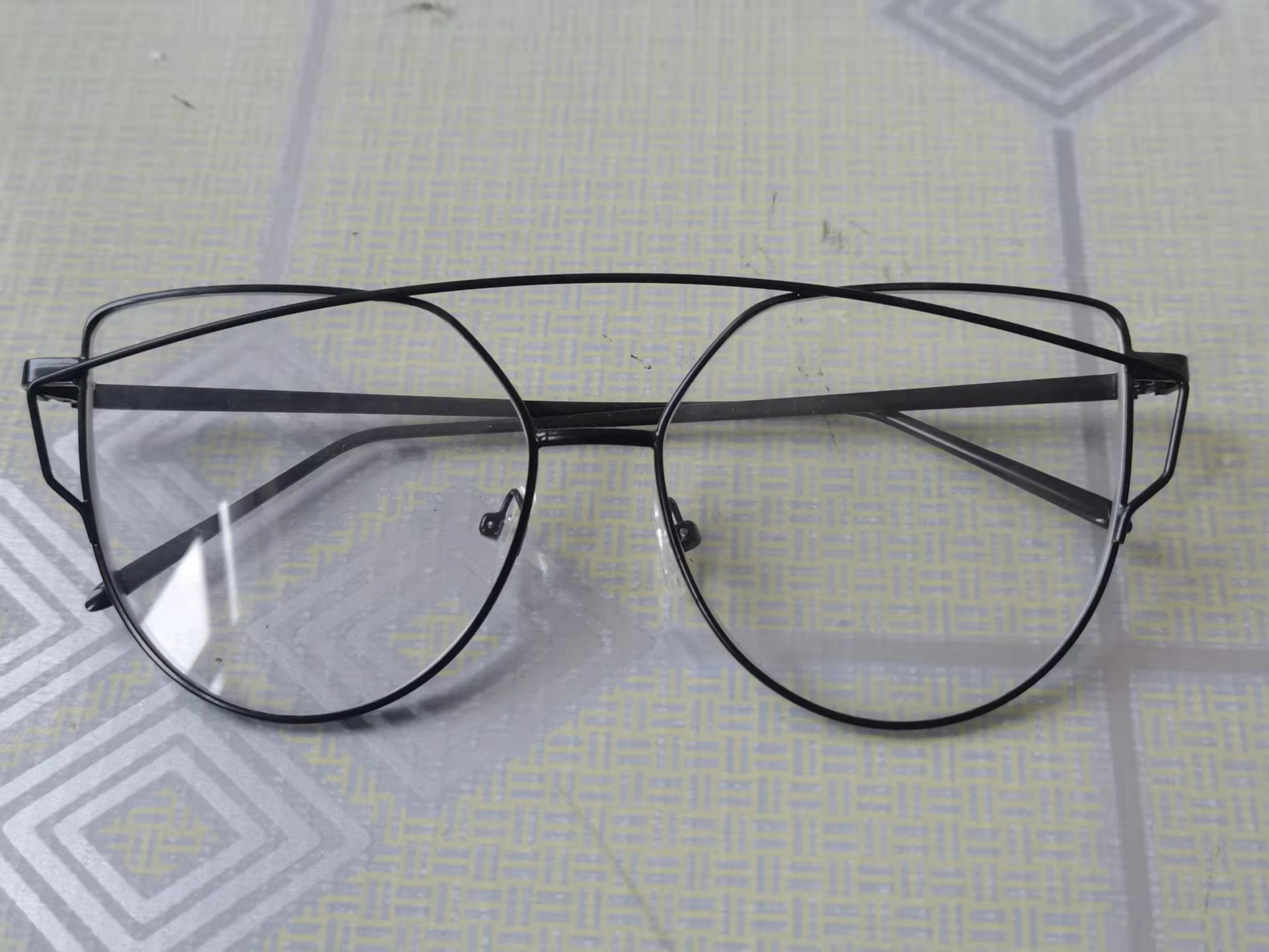 블랙 프레임 화이트