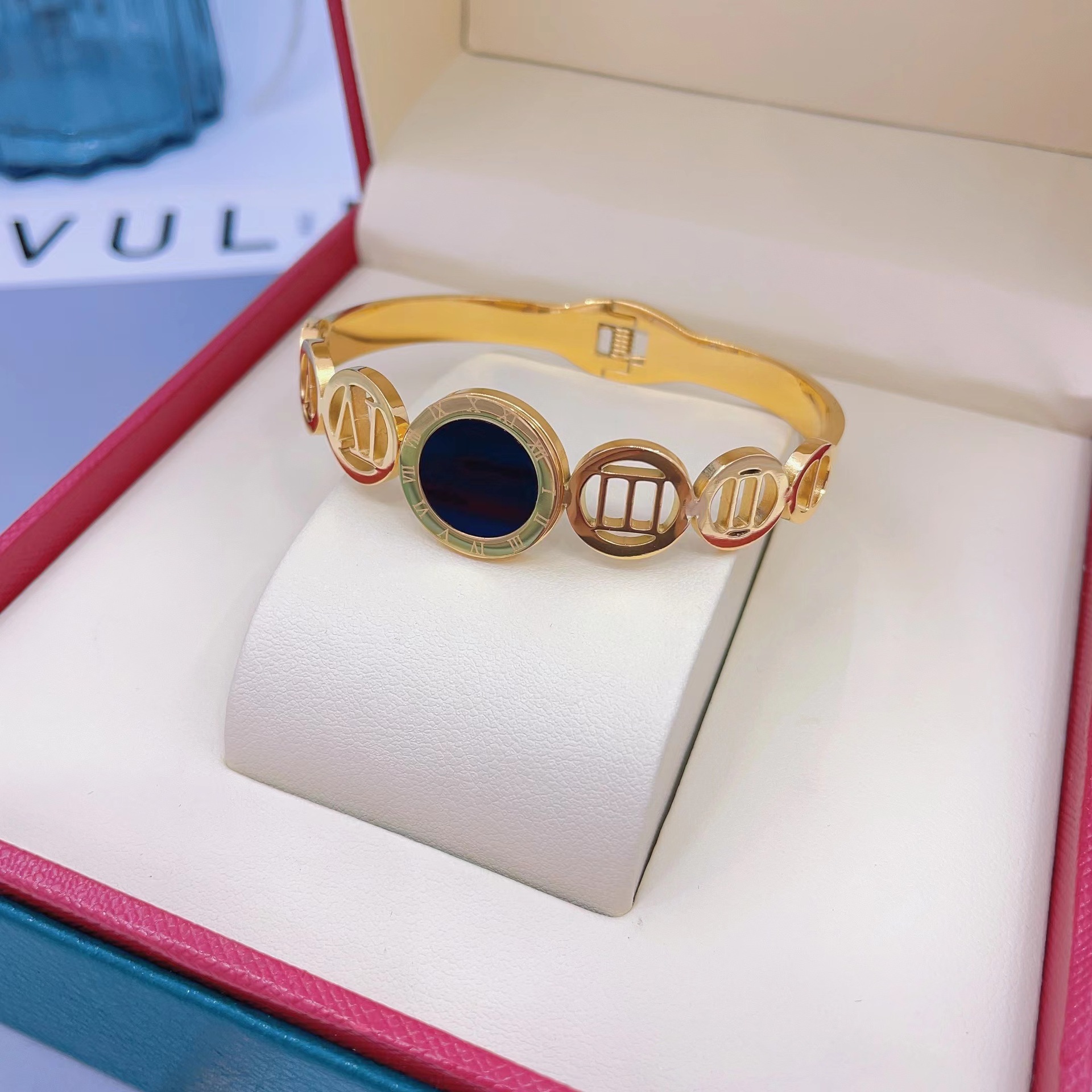 En stock fábrica directa Transfronteriza Popular electrochapado 18K pulsera de acero de titanio femenina personalidad no se desvanece moda nicho moda