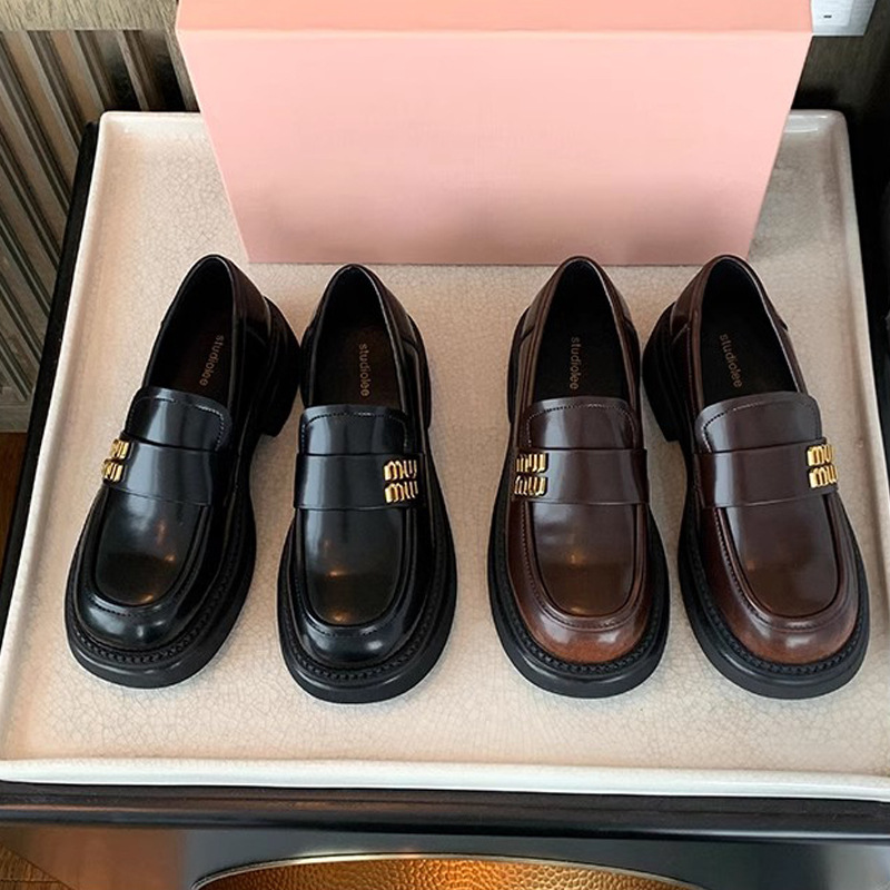 Nuevo estilo universitario de otoño y invierno de la uva madre Miao perezoso con un solo zapato de botón de metal Lefour zapatos de cuero para mujeres