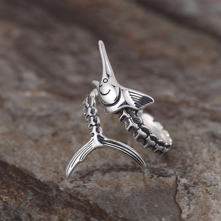 Retro fashionable ring for elderly