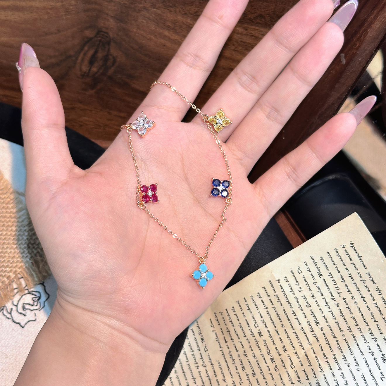 Populair op Xiaohongshu: Armband met dopaminekleurige diamanten en klavertje vier voor dames, lichte luxe, hoogwaardig, elegant._voghion.com