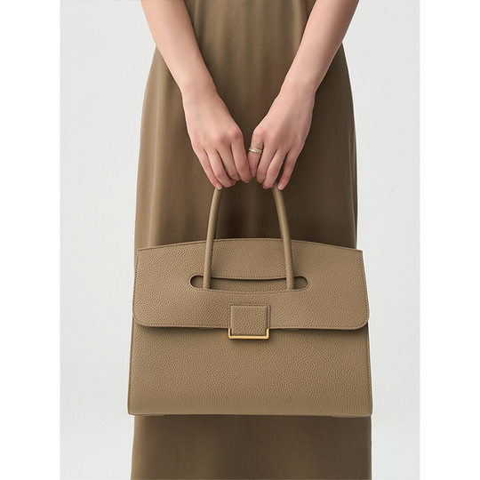 Guangzhou Women's bag large capacity commuter all-match briefcase female niche design simple High sense handbag cross-border Fashion
