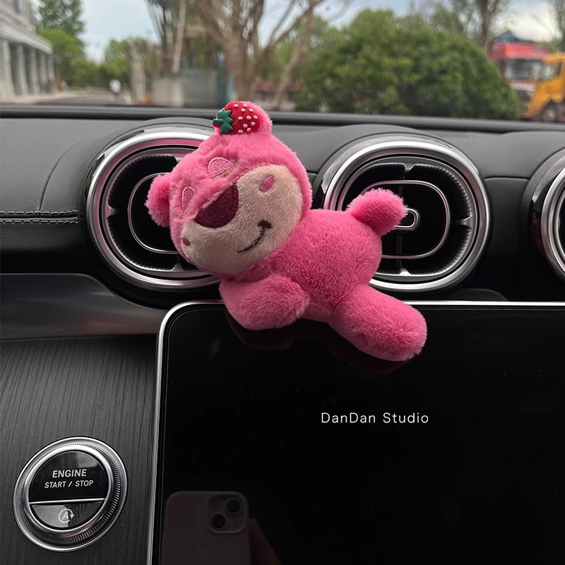 Strawberry Bear Gear muñeca volante decoración luces de dirección percha muñeca manejo de automóviles decoración interior