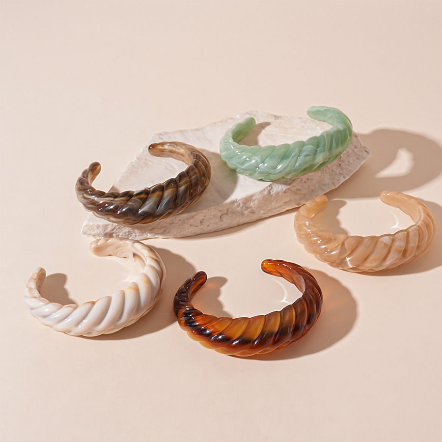 Pulseras de abertura de geometría de hilo acrílico retrógrado simple y exagerado temperamento de alta calidad para mujeres