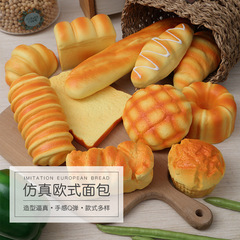 Puスロースプリングシミュレーション食品パンsquishyストレス解消つまんでいます。