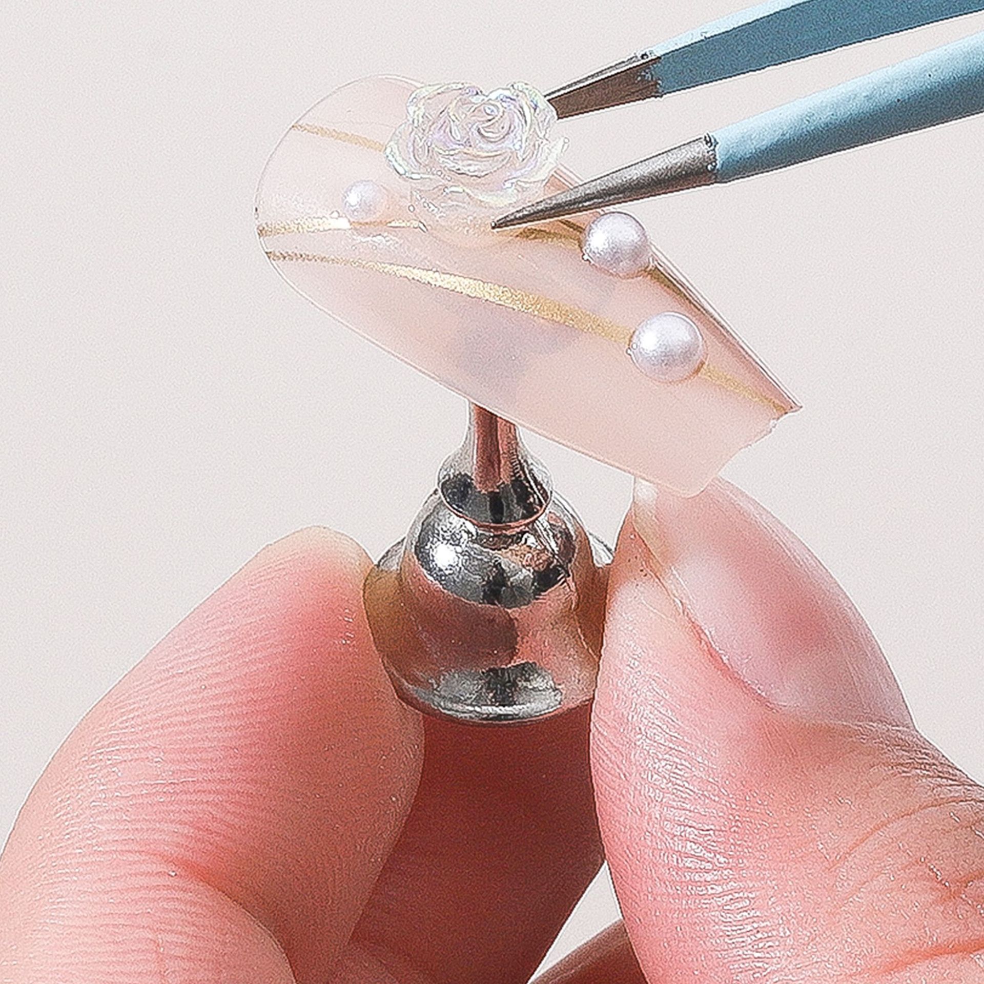 Base de metal de estilo ins minimalista, práctica de uñas, soporte para uñas, soporte para exhibición de uñas de succión magnética, soporte para piezas de ajedrez, soporte para uñas al por mayor