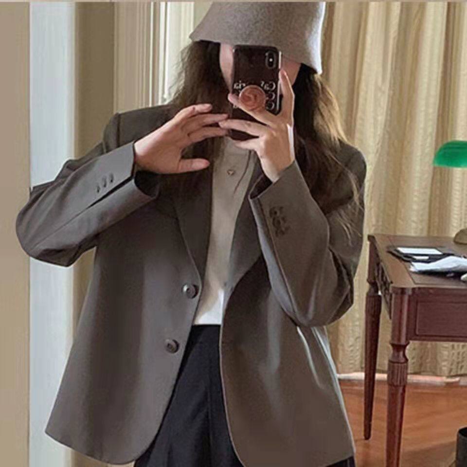 Áo blazer nữ kiểu ngắn dáng vest thanh lịch tay dài cổ vest một hàng hai nút — Màu mơ nhạt (bán trực tiếp tại nhà máy), Màu nâu (bán trực tiếp tại nhà máy), Màu xám đậm (bán trực tiếp tại nhà máy), Màu đen (bán trực tiếp tại nhà máy) chi tiết 17