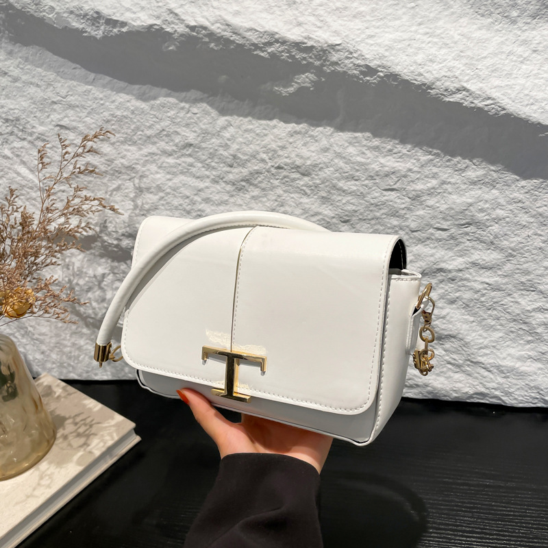 Bolso cuadrado pequeño de cuero suave cadena 2024 moda otoño e invierno nuevo bolso de mensajero literario color caramelo bolso de hombro de estilo perezoso