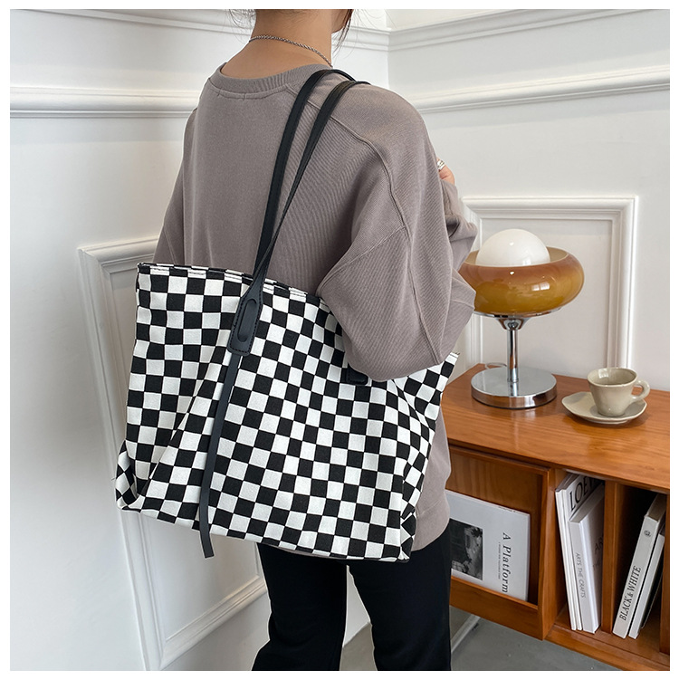 Retro Canvas Bag Checkerboard Bag Autumn Tide Fashion Portable Tote Bag display picture 12