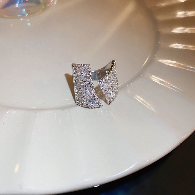 レトロな円形の緑松石の開口指輪の宮廷風の大衆の設計のファッション的な指輪の軽い贅沢な高級感の食指の指輪