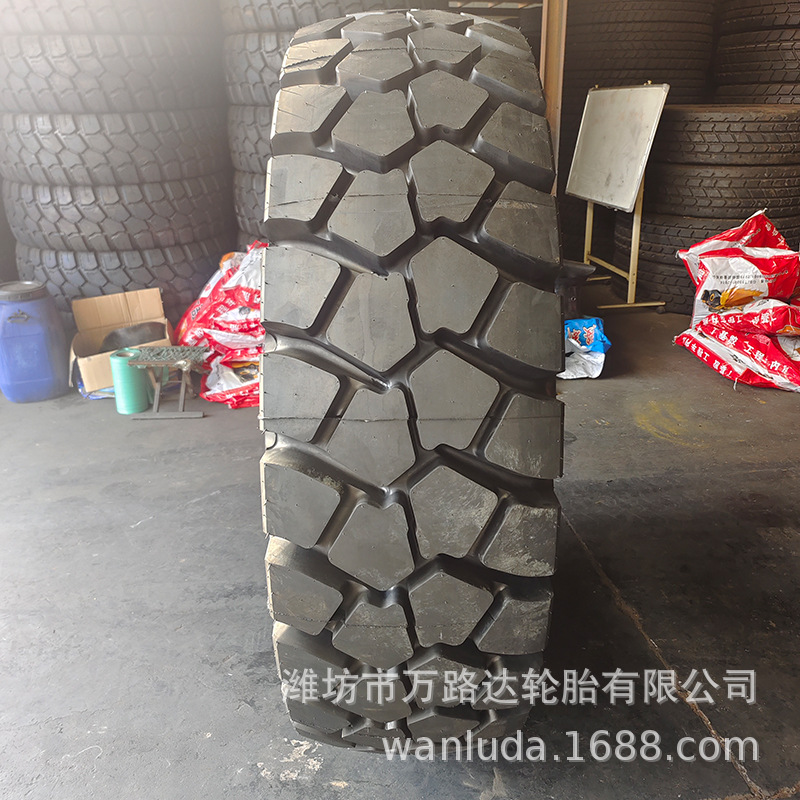 宽体车轮胎 全钢丝子午线加深花纹1800R25矿山自卸车工程轮胎