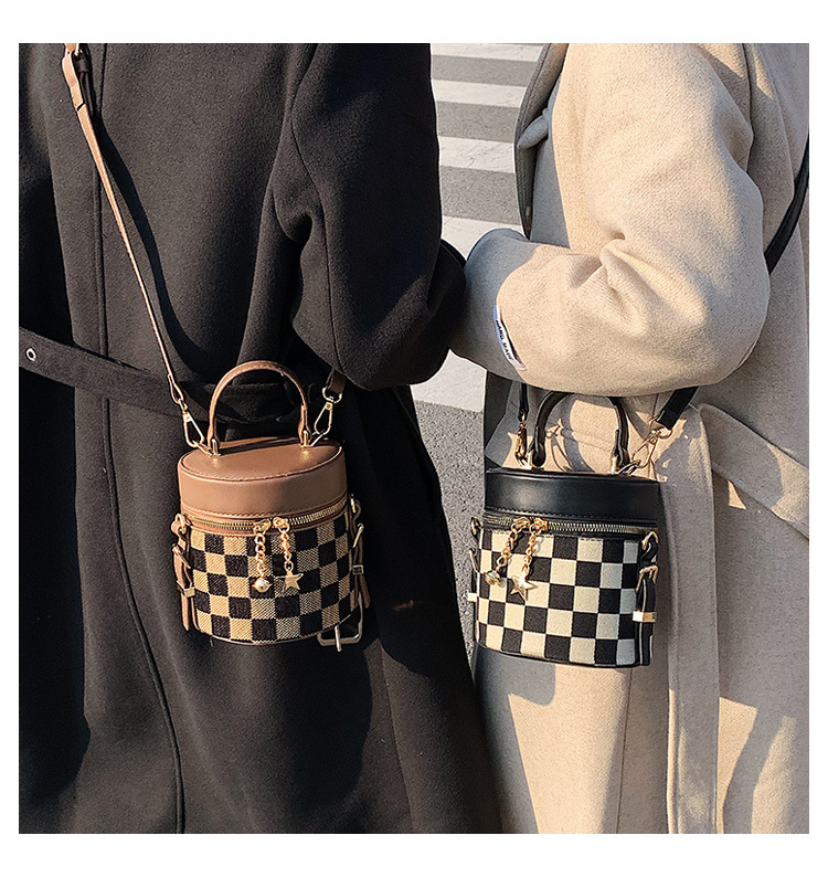 Autumn And Winter Niche Checkerboard Single Shoulder Messenger Bag Fashion All-match Portable Bucket Bag display picture 4