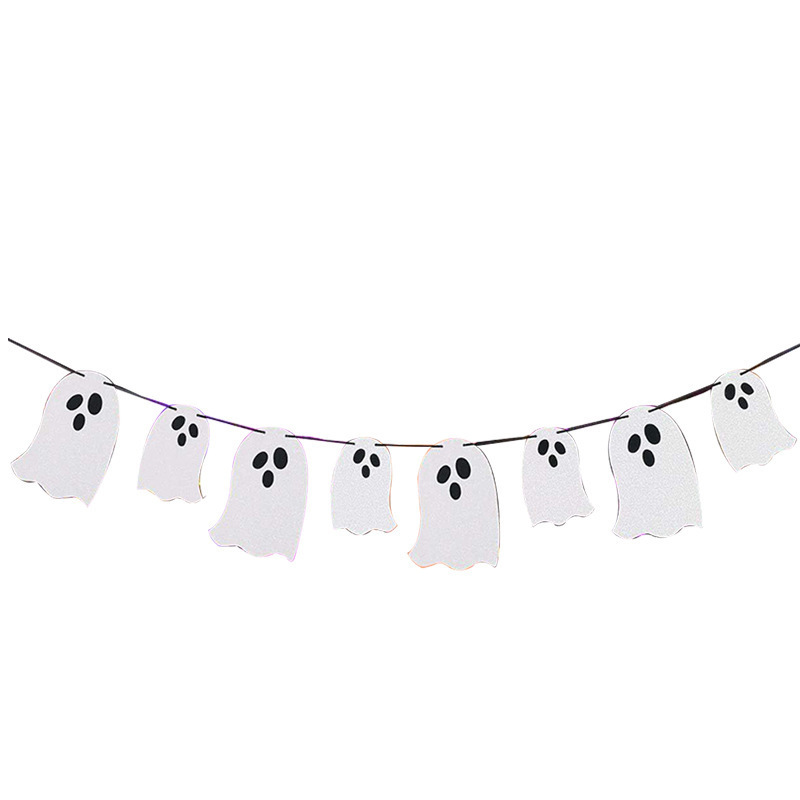 ハロウィーンの幽霊が旗を引いて飾って幽霊の横断幕を飾って旗を掲げます。|undefined