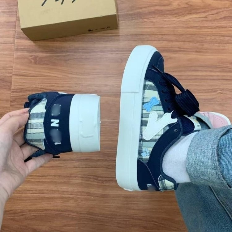 Nuevos zapatos de skate casuales de altura de suela gruesa zapatos blancos de otoño de mujeres nuevos nuevos productos nuevos zapatos de pan deportivo