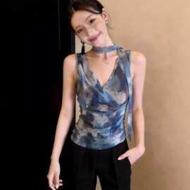 复古晕染印花V领无袖吊带背心女夏季收腰设计感小众褶皱飘带上衣