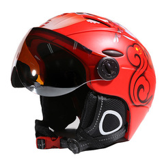 スキーヘルメットは風鏡付きで一体成型しています。