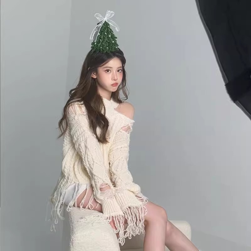 クリスマスはクリスマスツリーの蝶結びを飾って、棒のカチューシャをねじって、diy手作りのカチューシャのクリスマスプレゼントの髪飾りをします。|undefined