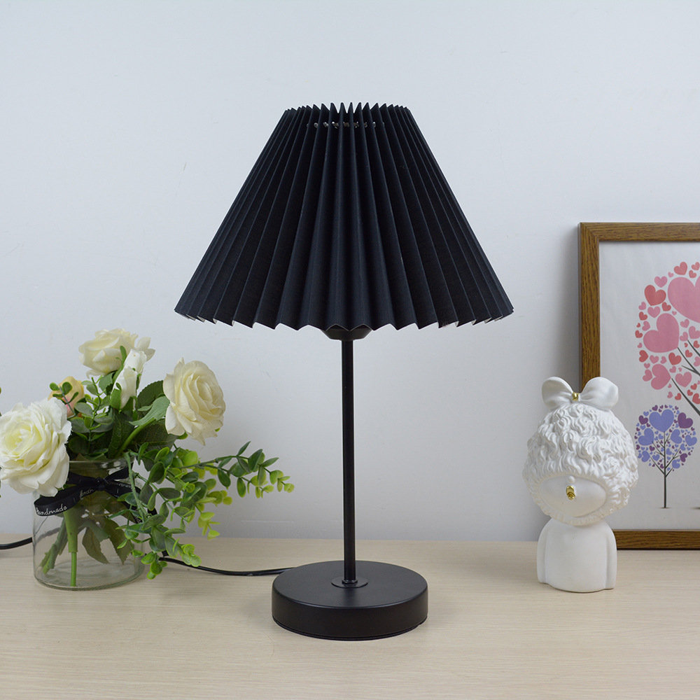 Moderno minimalista dormitorio metal pequeña lámpara de mesa Europea personalidad de la moda caliente estudio creativo sala de estar lámpara de noche led