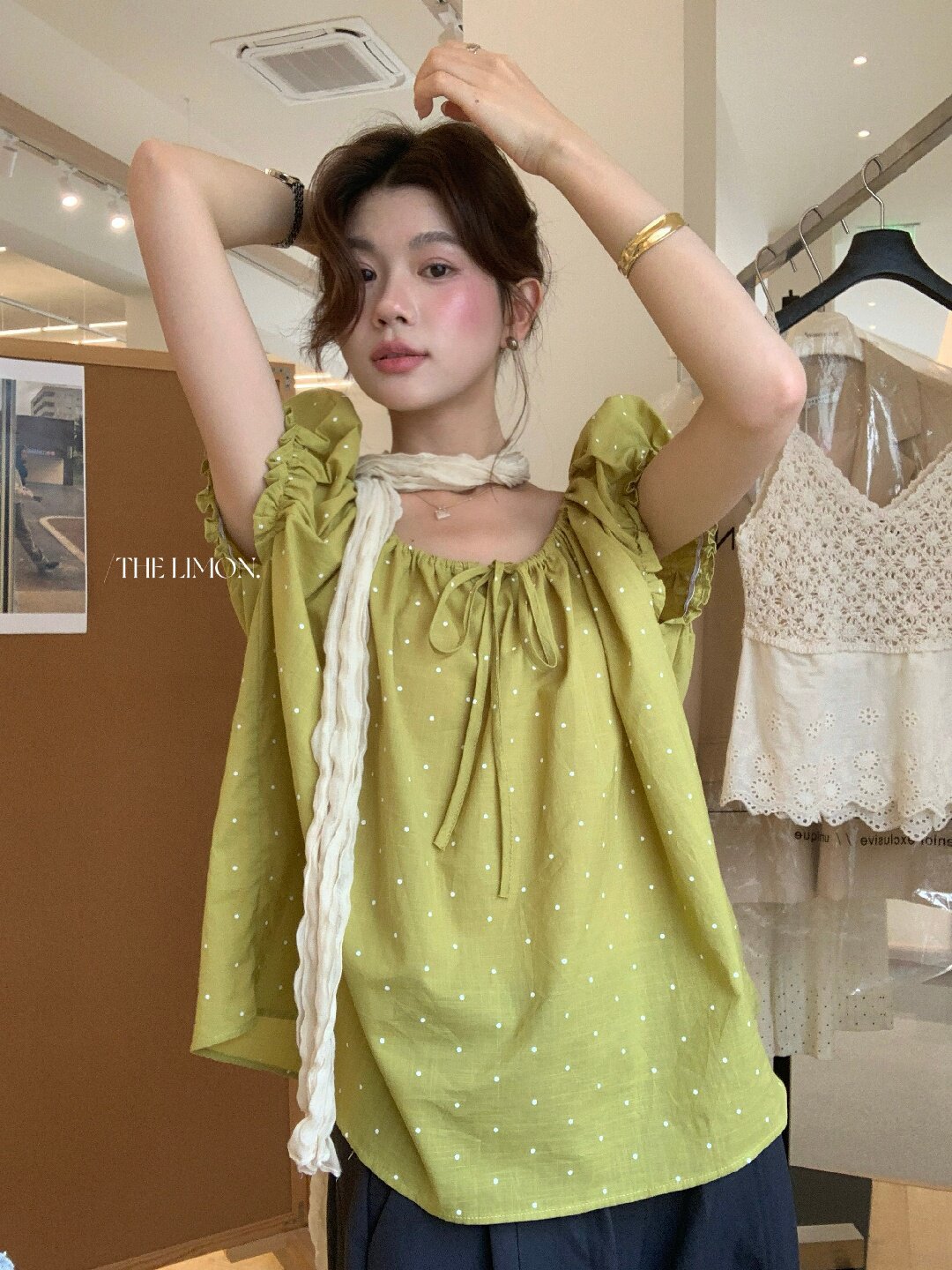 Áo sơ mi nữ tay bồng chấm bi phong cách Nhật, cổ dây rút, dáng suông trẻ trung — màu đen, màu trắng, xanh lá cây chi tiết 26