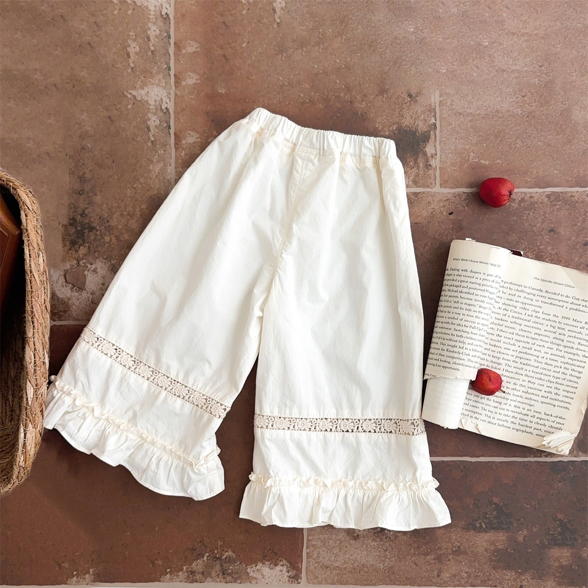 2025 verano nuevo estilo vestido de encaje de niña coreana bebé orejas de madera huecas pantalones anchos fuera de dos piezas