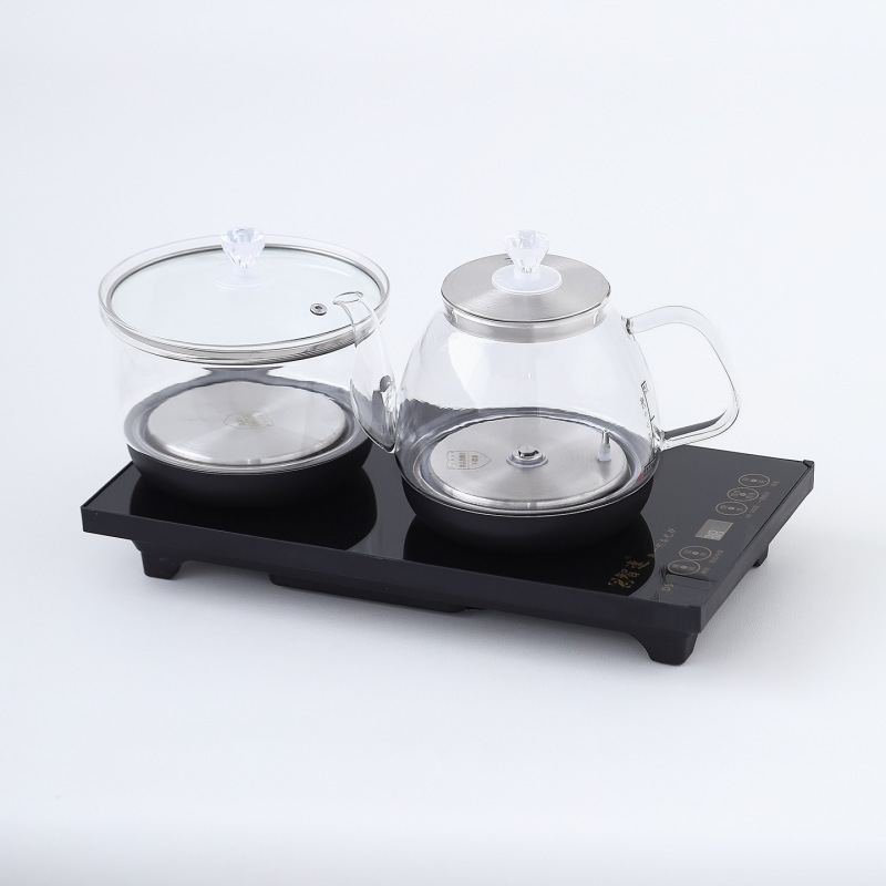 全自動底部の水筒の電気湯沸かし器でお茶を入れます。|undefined