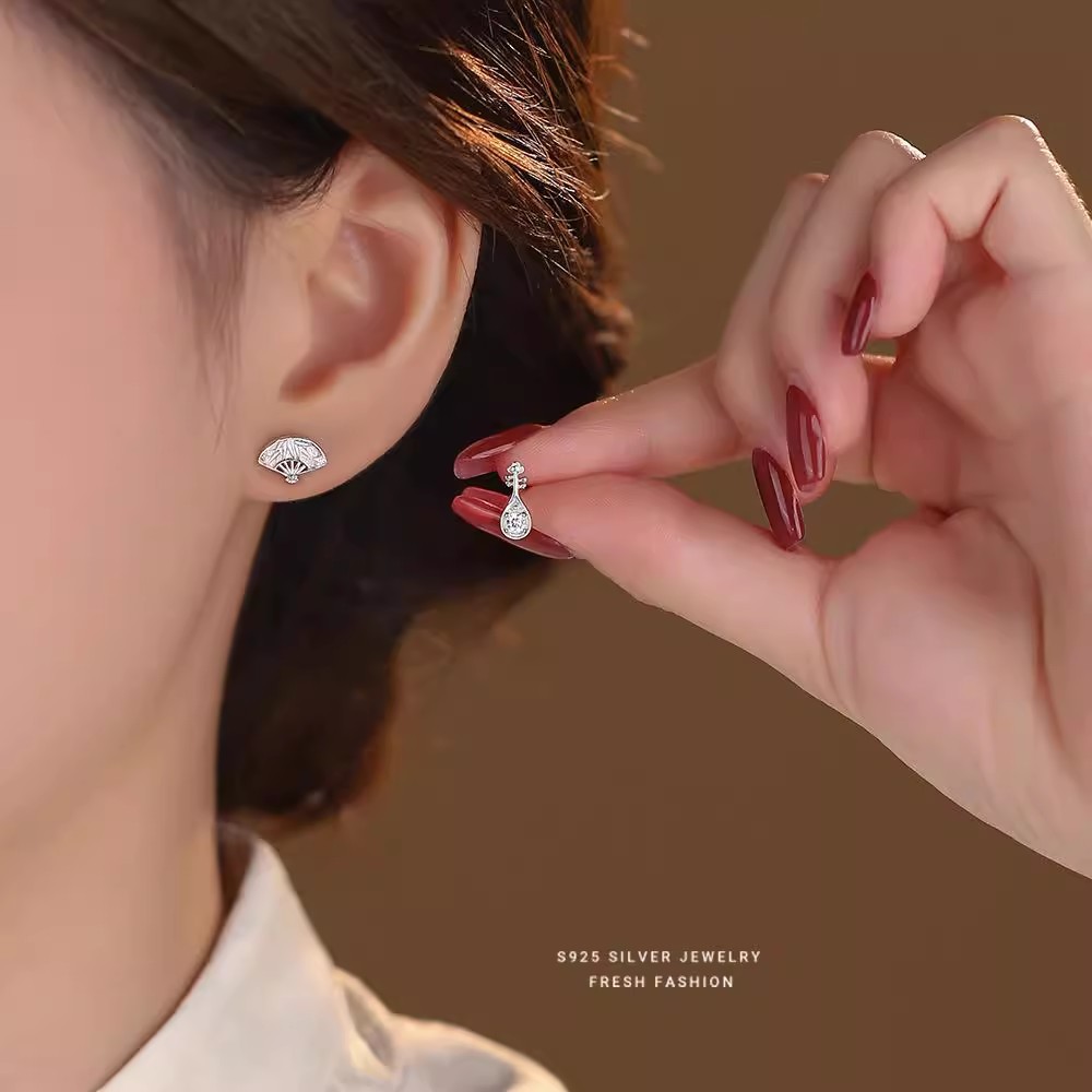 Pendientes de aro lisos para mujer, lujo ligero, pendientes de alta gama, pendientes populares, aretes de diseño exclusivo, aretes de otoño e invierno al por mayor