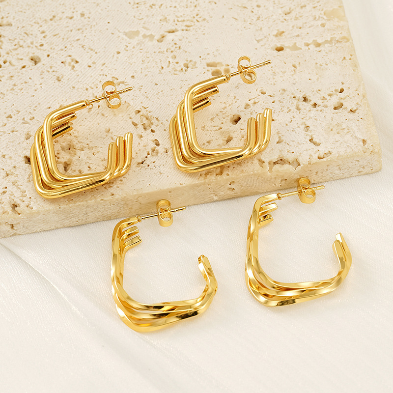 Pendientes geométricos de acero de titanio dorado simple de moda transfronteriza chapados en oro de 18 quilates exquisitos pendientes al por mayor