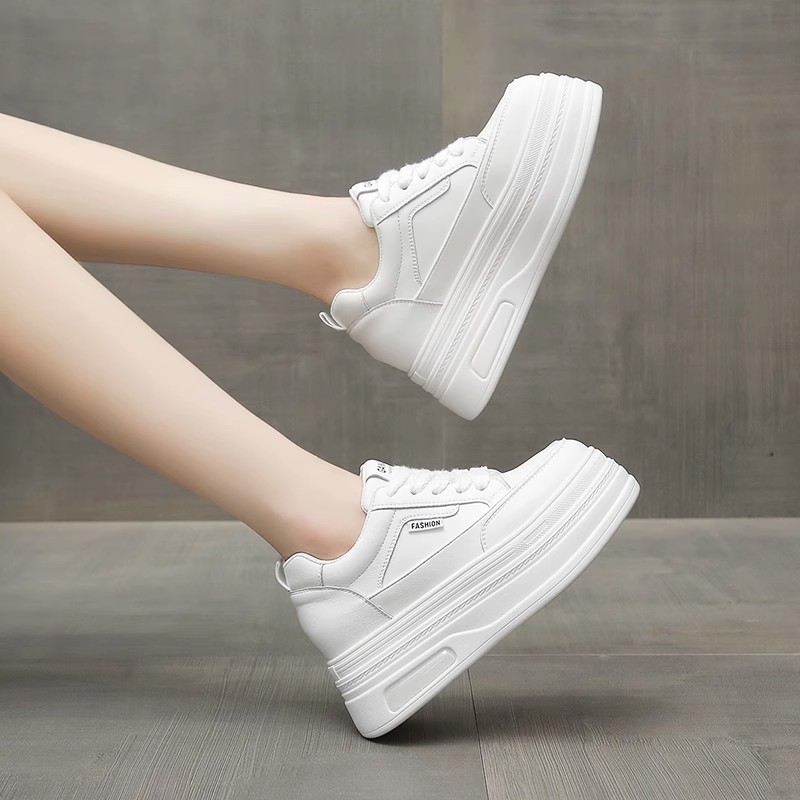 Zapatos de correa de explosión muffin pequeños zapatos blancos con una base gruesa aumentada en zapatos de skate casuales para mujeres 2025 primavera nuevos zapatos individuales