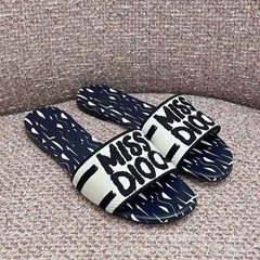 D's 2024 新しいキャンバス刺繍フラットスリッパ、ファッショナブルで多用途なアウターウェアプリントカラーブロックサンダル、女性用
