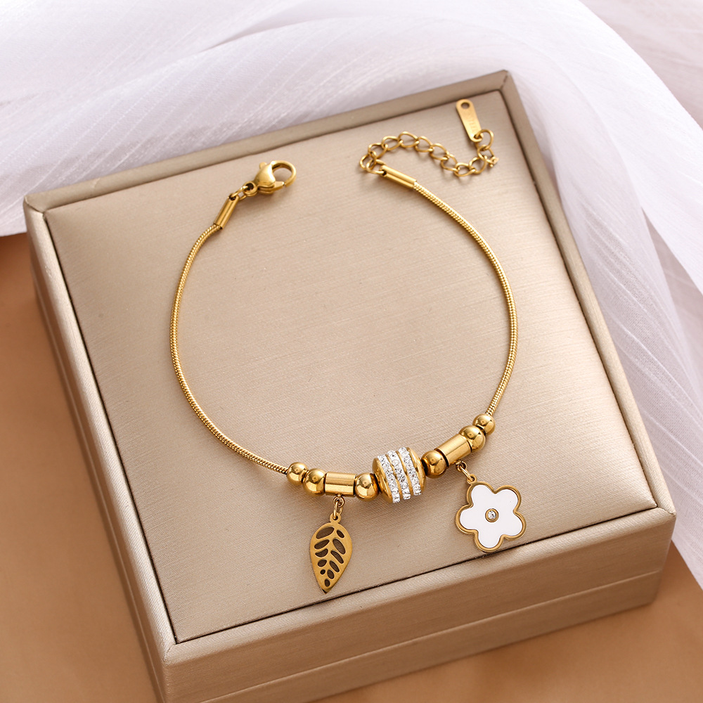 Pulsera de trébol de acero titanium vendedora caliente transfronteriza europea y americana con incrustaciones de concha pulsera colgante pulsera de diseño avanzado sin desvanecimiento al por mayor