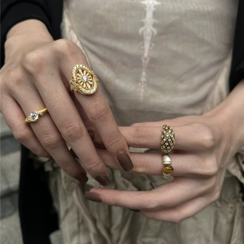 Like a Butterfly in the Wild, Vintage Ring with a Fashionable Old Money Style, Gold-Colored Ring with a Light Luxury and High-End Feel, Open Ring