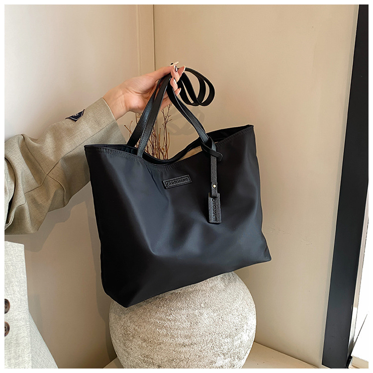 The new Korean-style trendy casual tote bag for women, Oxford fabric large-capacity single-shoulder bag 2025, exudes a sense of luxury undefined