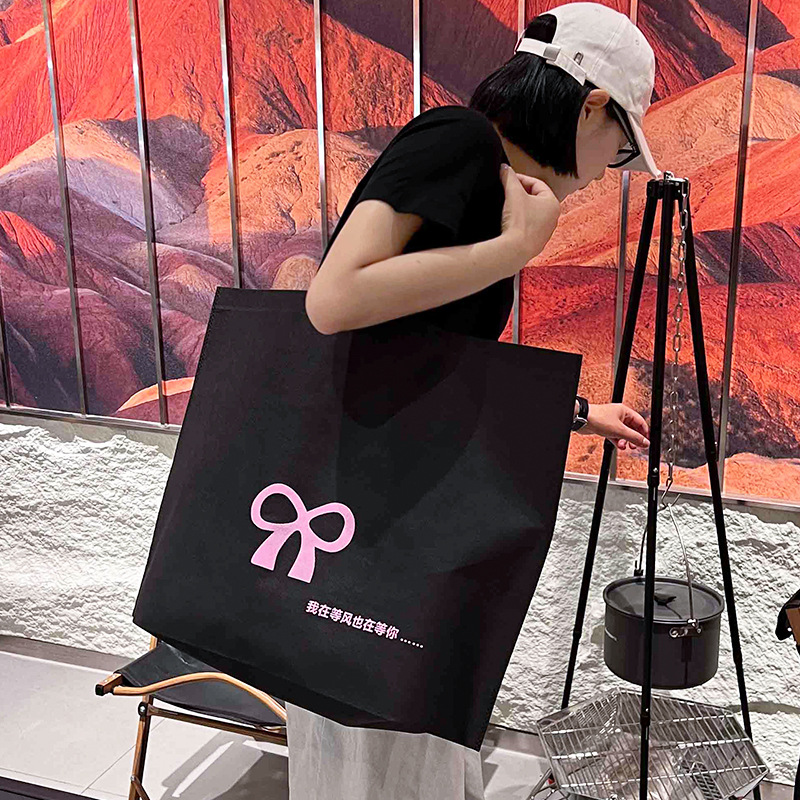 Bolso de mano no tejido de gran capacidad personalizado LOGO engrosado ropa de mujer protección ambiental bolsa de publicidad bolsa de compras de la tienda de ropa