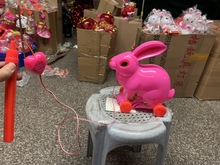 兔年新款元宵节灯笼电动中秋花灯牵绳玩具小白兔闪光走路成品